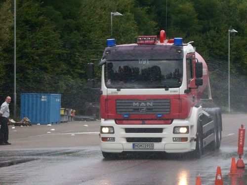 Wechselladefahrzeug mit großem Wassertank der Feuerwehr Homburg-Mitte bei der Bremsübung